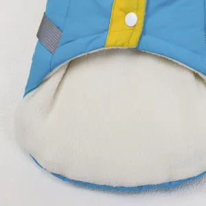 Close-up detail van hondenwinterfleecejas met blauwe stof en pluche witte voering