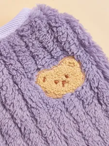 Close-up paars fleece huisdier vest, knus winter kleding voor hond kat met beren borduurwerk.