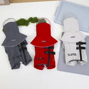 Imperméable pour animal de compagnie avec capuche transparente amovible et bandes réfléchissantes.