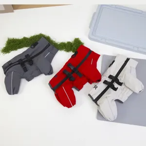 Imperméable pour chien de compagnie avec bandes réfléchissantes et boucles ajustables pour chiens.