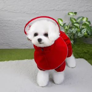 Imperméable pour chien avec capuche transparente et bandes réfléchissantes pour animaux.