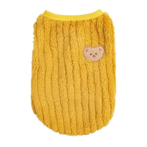 Detail van dik pluche huisdierenvest met schattig berenborduurwerk voor winterhonden.