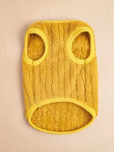 Detail van verdikte gele fleece huisdiergesp, warme winterkleding voor schattige honden en katten.