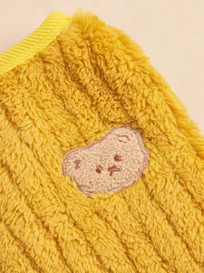 Gedetailleerd overzicht van het warme verdikte fleece huisdierenvest met schattig berenborduurwerk.
