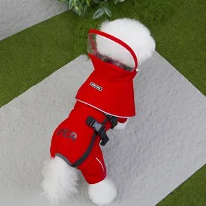 Imperméable pour chien avec capuche amovible transparente, bandes réfléchissantes et sangles.