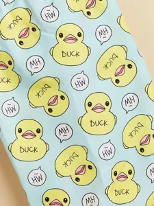Nahaufnahme von niedlichem gelben Enten-Druck für Haustier-Westen, hellblaue Sommerkleidung.