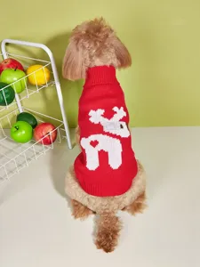 Vista dettagliata del maglione in maglia rossa per animali con cervo, ideale per cani in inverno.