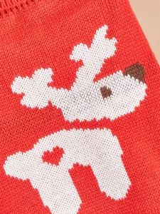 Dettaglio ravvicinato del morbido maglione lavorato a maglia per animali con motivo a renna e cuore.