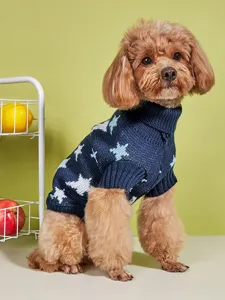 Dettaglio di un elegante maglione blu scuro per animali domestici in morbida maglia con stelle.