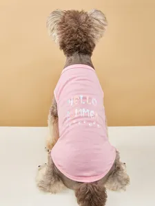 Vue de détail de ce gilet d'été rose pour chien montrant le texte imprimé et les motifs.