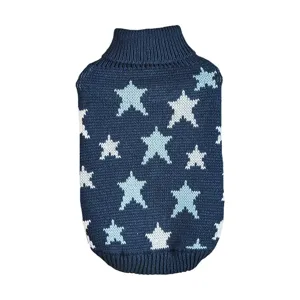 Dettaglio del maglione per animali blu scuro con motivi a stelle azzurre e colletto alto e caldo.