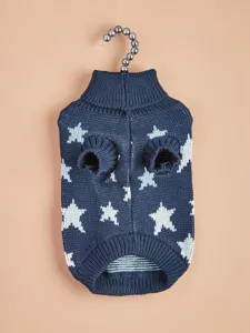 Dettaglio ravvicinato del maglione per animali blu scuro con motivo a stelle e collo alto.
