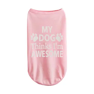Detail de debardeur rose pour animal, gilet chien en coton avec impression texte et pattes.