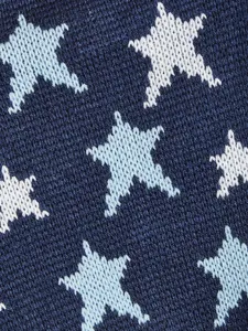 Vista dettagliata del morbido tessuto per maglione con motivo a stelle lavorato.