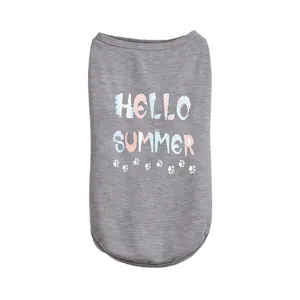 Vue détaillée du débardeur gris pour animaux avec impression HELLO SUMMER et jolis motifs.