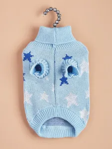 Vista dettagliata del maglione lavorato a maglia per animali con stelle e collo alto.