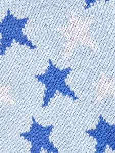 Primo piano sul dettaglio del tessuto lavorato a maglia con motivo a stelle blu e bianche.