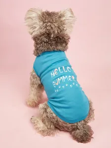 Vue détaillée du gilet d'été bleu pour animal de compagnie avec joli imprimé.