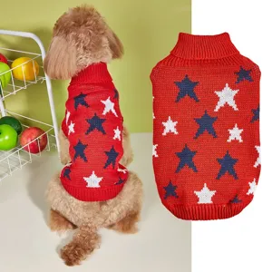 Maglione in maglia rosso per animali domestici con collo alto e graziosi motivi a stelle.