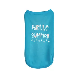 Vue détaillée du gilet d'été bleu pour animal de compagnie avec joli imprimé de lettres.