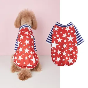 Sommerliches atmungsaktives Hunde T-Shirt mit Sternenmuster und blauen Streifen, bequeme Kleidung.