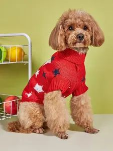 Maglione per cani rosso accogliente con stelle, collo alto per calore autunnale degli animali.