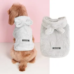Joli sweat à capuche en peluche pour animal de compagnie avec oreilles d'ours et étiquette.