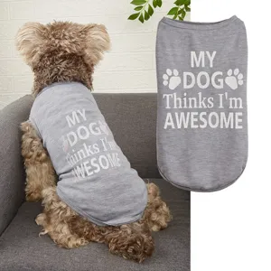 Vue détaillée du gilet pour chien gris avec imprimé texte mignon et tissu respirant.