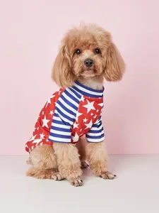Sommerliches atmungsaktives Haustier T-Shirt mit Sternen und Streifen für kleine Hunde.