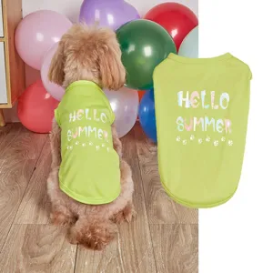 Gilet d'été vert pour animaux de compagnie chiens et chats avec lettres Hello Summer et pattes.