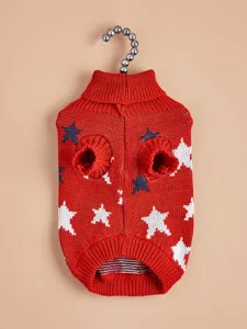 Primo piano del maglione in maglia rossa per animali con stelle, caldo abbigliamento invernale.