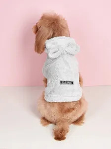 Joli sweat à capuche en peluche pour chien avec détails d'oreilles d'ours, doux et confortable.