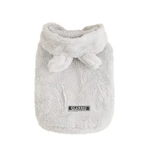 Vêtements en peluche grise pour animal avec adorables oreilles d'ours et patch, bien chaud.