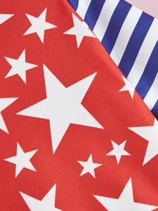 Detailaufnahme von rotem Sternen-Print und blauem Streifen Haustierkleidung Stoff weich