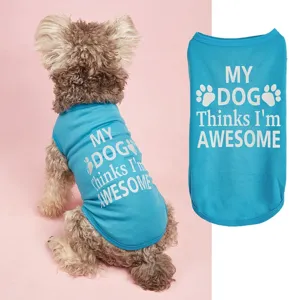 Détail de gilet pour chien avec tissu respirant et impression anglaise amusante pour petits chiens.