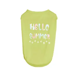 Gros plan détaillé du gilet pour animal vert avec impression mignonne Hello Summer et pattes.