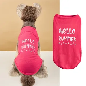 Vue détaillée du gilet d'été rose pour chien avec inscription hello summer et mignons.