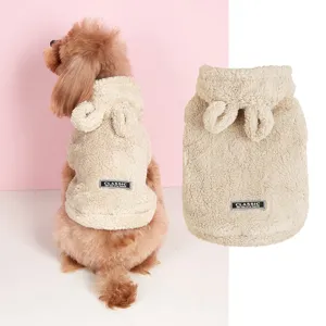 Vêtements pour animaux en peluche mignons avec oreilles d'ours et étiquette en cuir, doux.