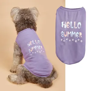 Vue détaillée du gilet d'été pour animal en violet avec imprimé mignon et motifs de pattes de chien.