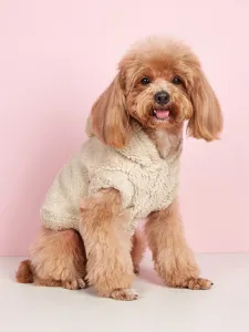 Détail de sweat à capuche pour animal en polaire beige, matière douce pour les petits chiens.