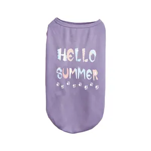 Détail de gilet d'été pour animal violet montrant l'imprimé Hello Summer et des pattes.