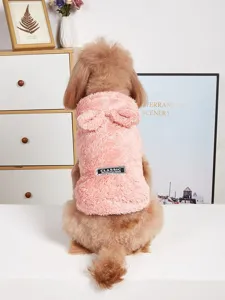Detail de gilet en peluche rose pour animal avec oreilles dours et etiquette pour petits chiens