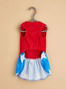 Hundekleid Detail, rotes Oberteil und blauer Sternenrock, leichte Sommer Haustierbekleidung.