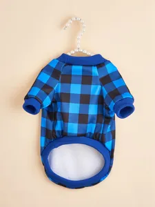 Détail du sweat à capuche pour animal à carreaux avec doublure polaire et bords-côtes.