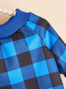 Vue de détail d'un sweat-shirt pour chien à motif à carreaux bleus et col côtelé élégant.