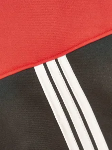 Hundekapuzenpullover Stoffdetail mit Farbblock rot schwarz und drei sportlichen Streifen.