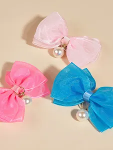 Nahaufnahme süßer Prinzessin Stil Haarschleifen für Haustiere mit Perlenanhänger Detail.
