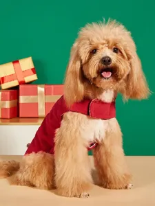 Dettaglio mantella rossa per cani in inverno, gilet caldo in pile con bella scena di regali natalizi.