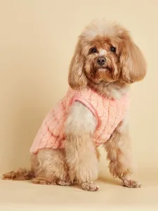 Gedetailleerd overzicht van schattig roze fleece hondenvest voor warme winterdagen.