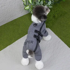 Imperméable pour chien de compagnie gris imperméable avec sangles de harnais réglables.